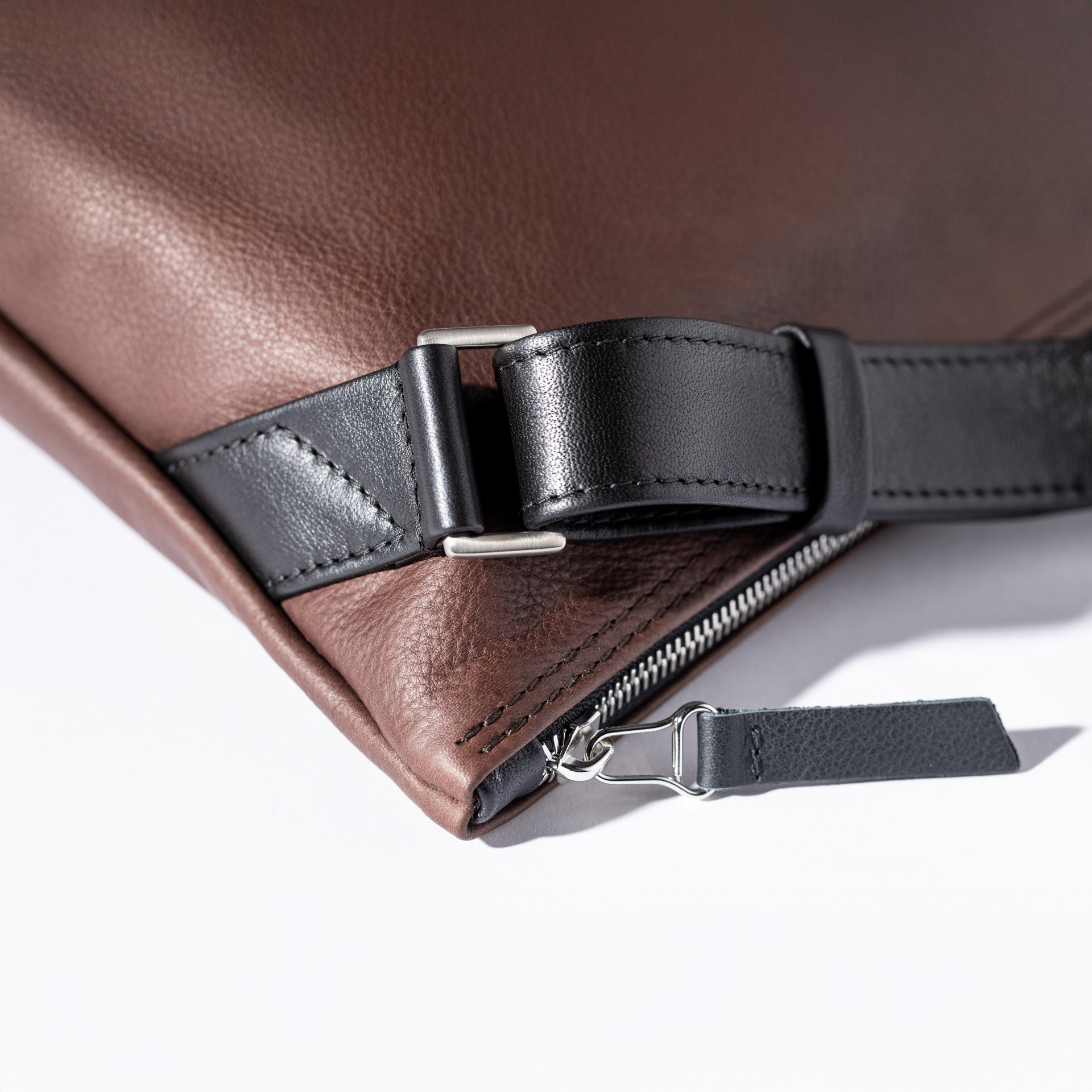 Umhängetasche Helsinki M aus Olivenleder