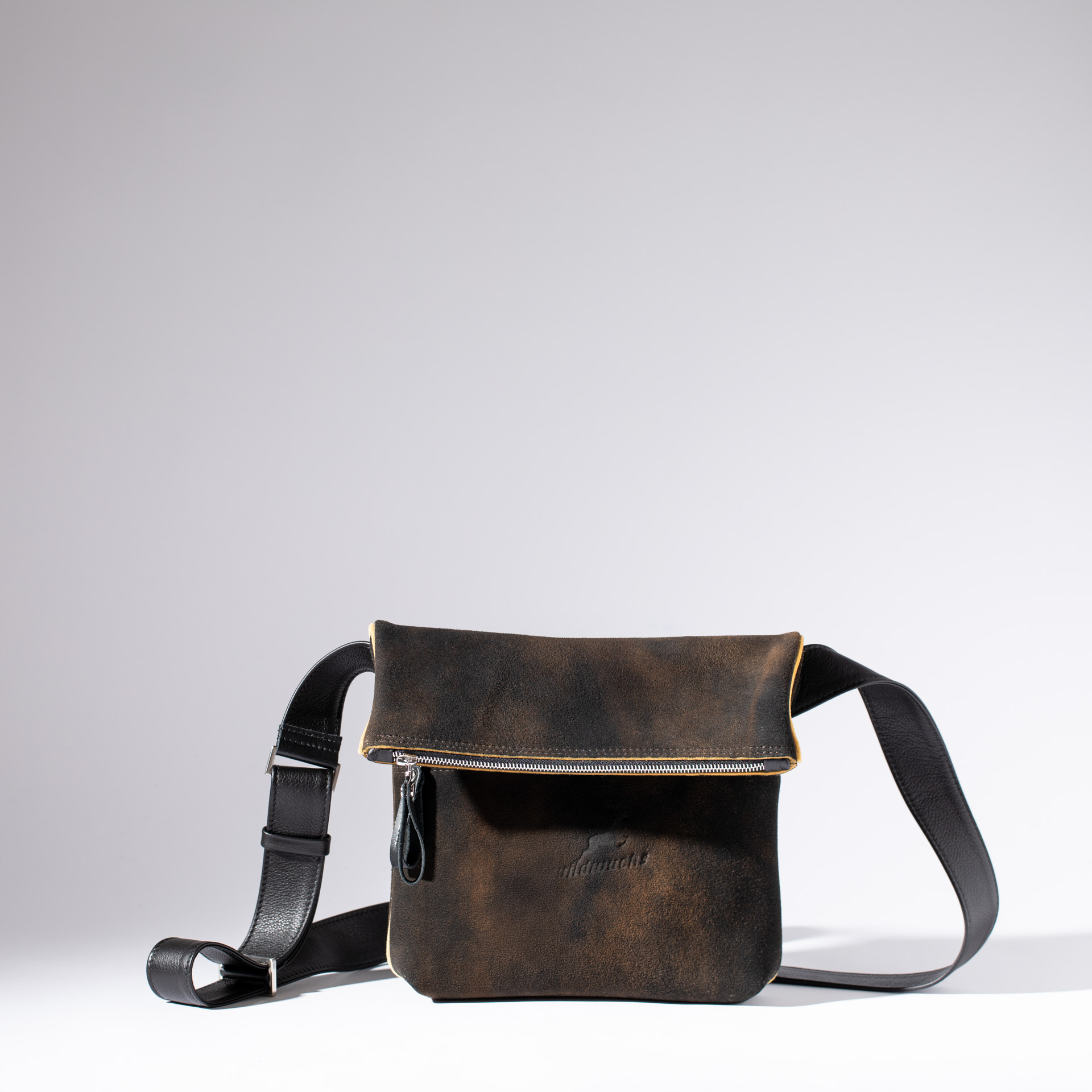 London S crossbody bag made of pure deer leather.