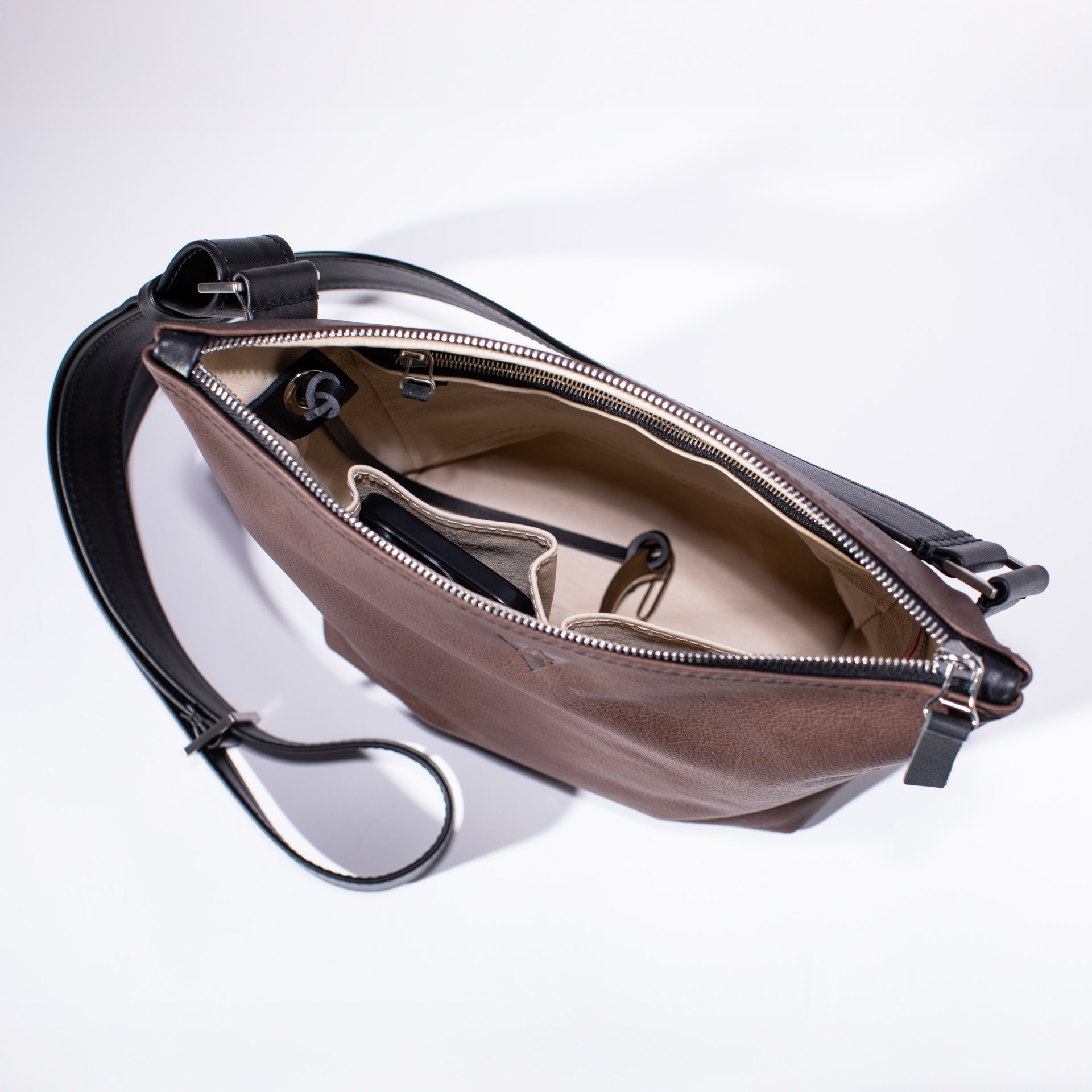 Umhängetasche Helsinki M aus Olivenleder