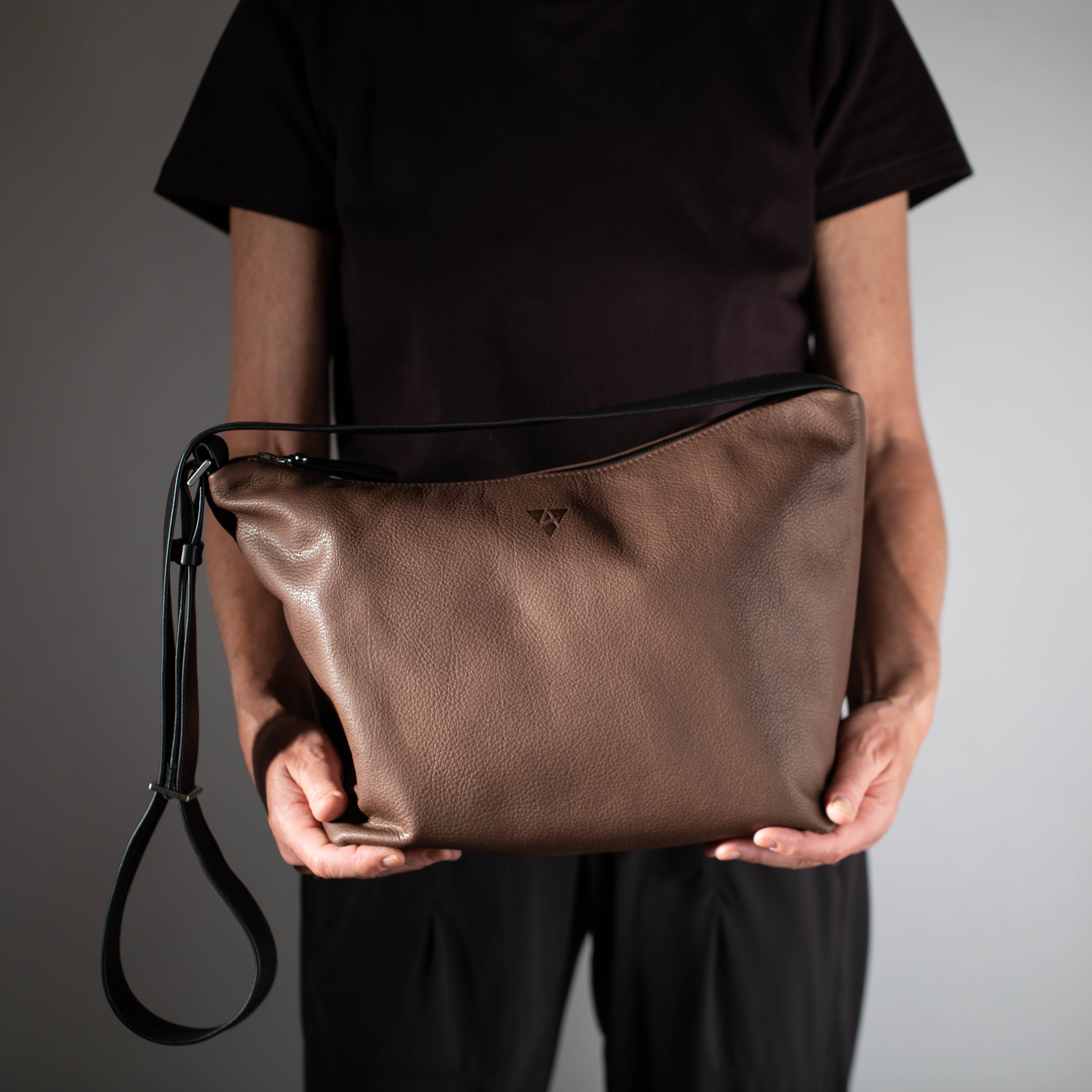 Dublin M shoulder bag made out of softnappa