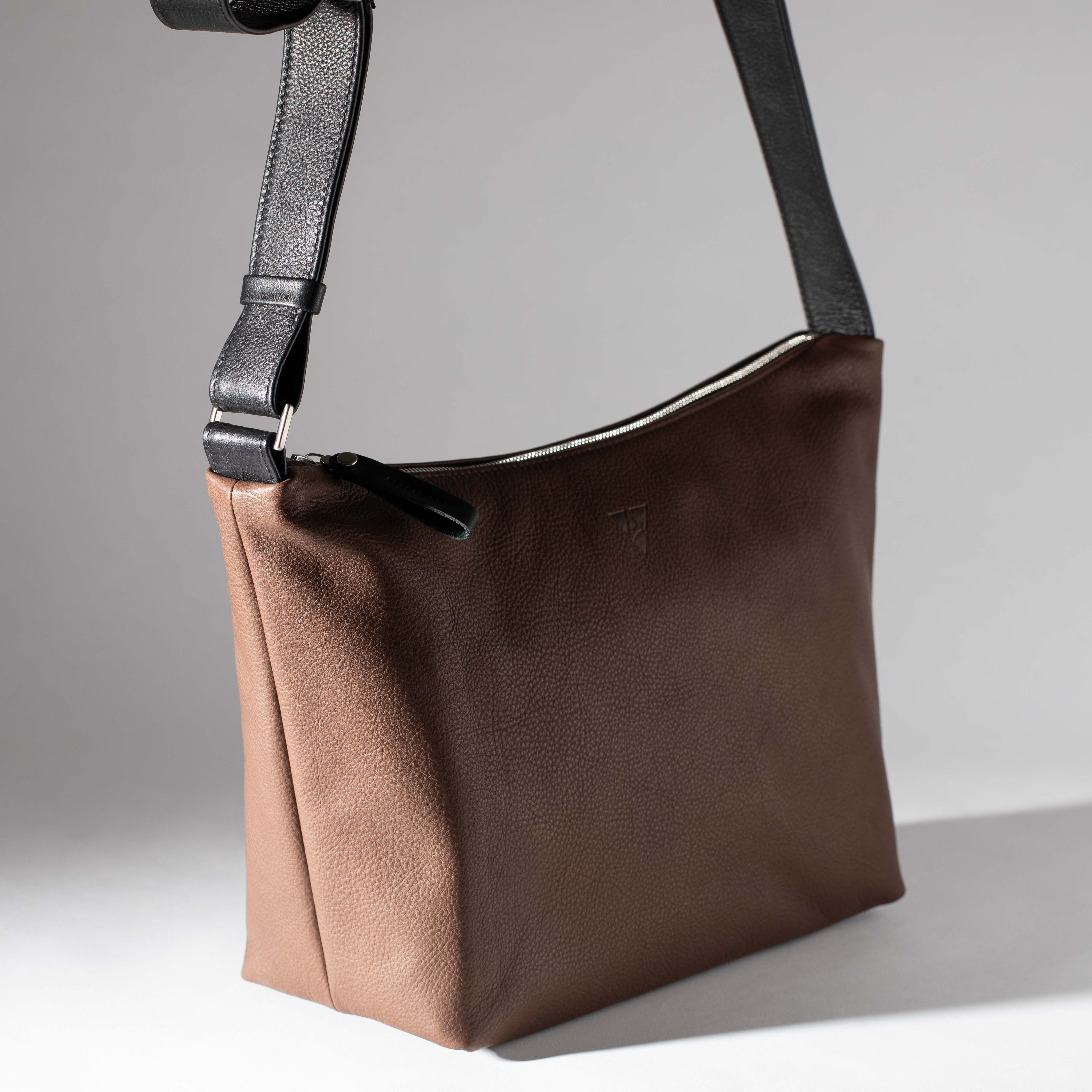 Dublin M shoulder bag made out of softnappa