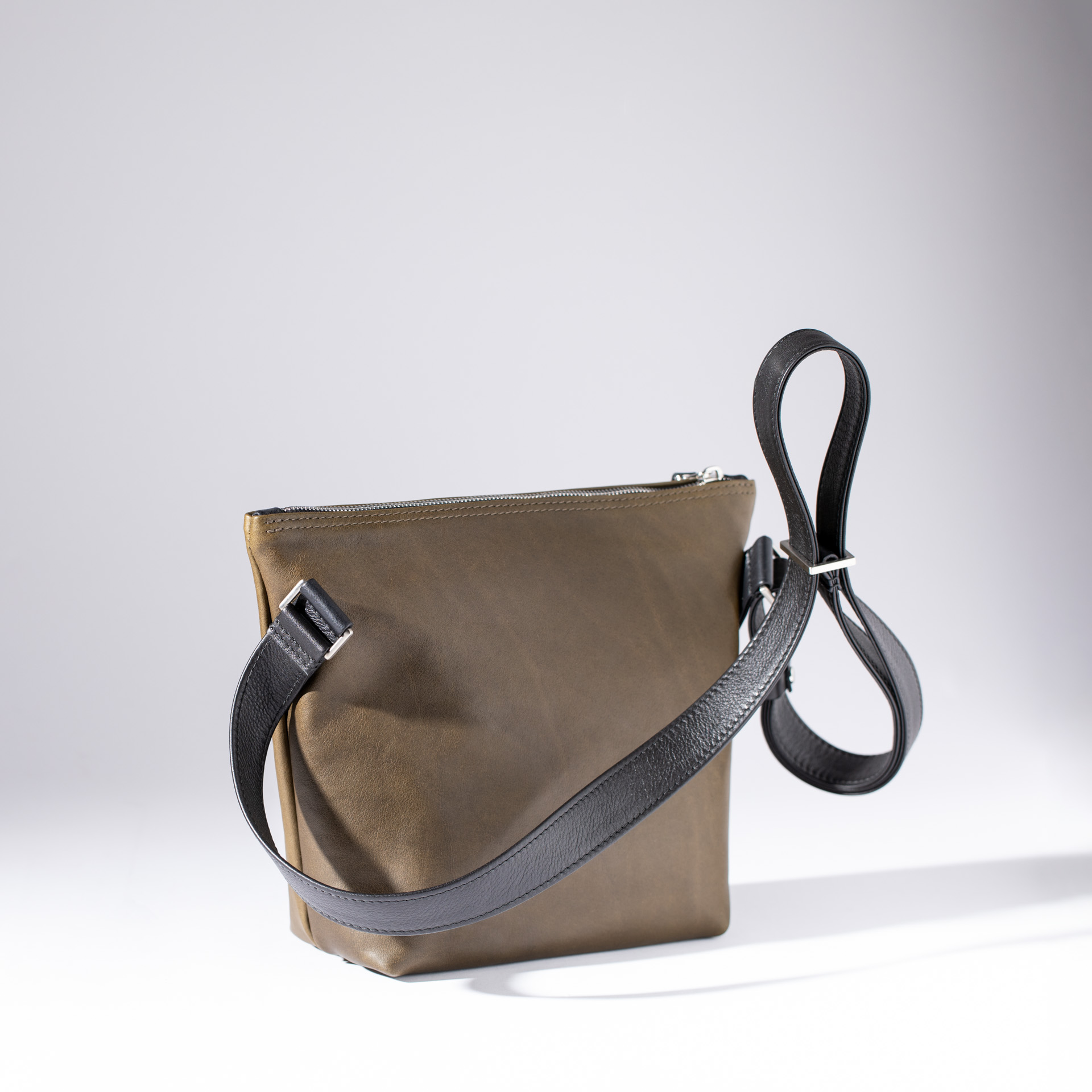 Umhängetasche Helsinki M aus Olivenleder