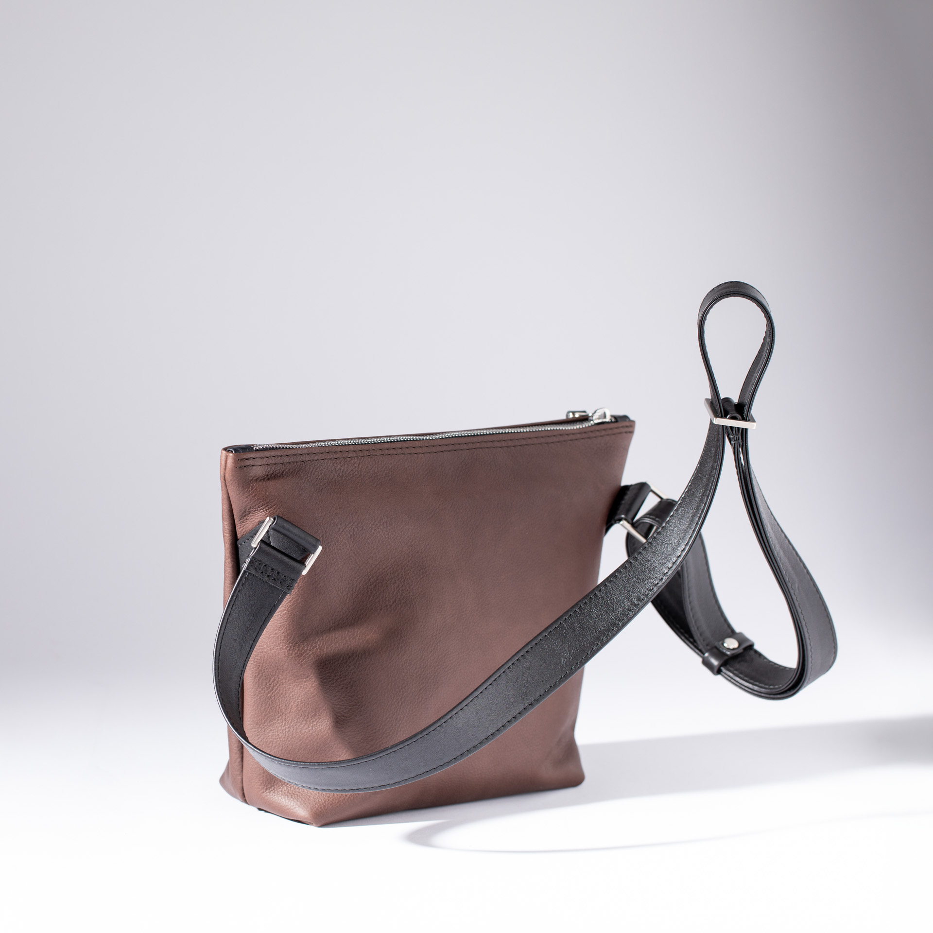 Umhängetasche Helsinki M aus Olivenleder