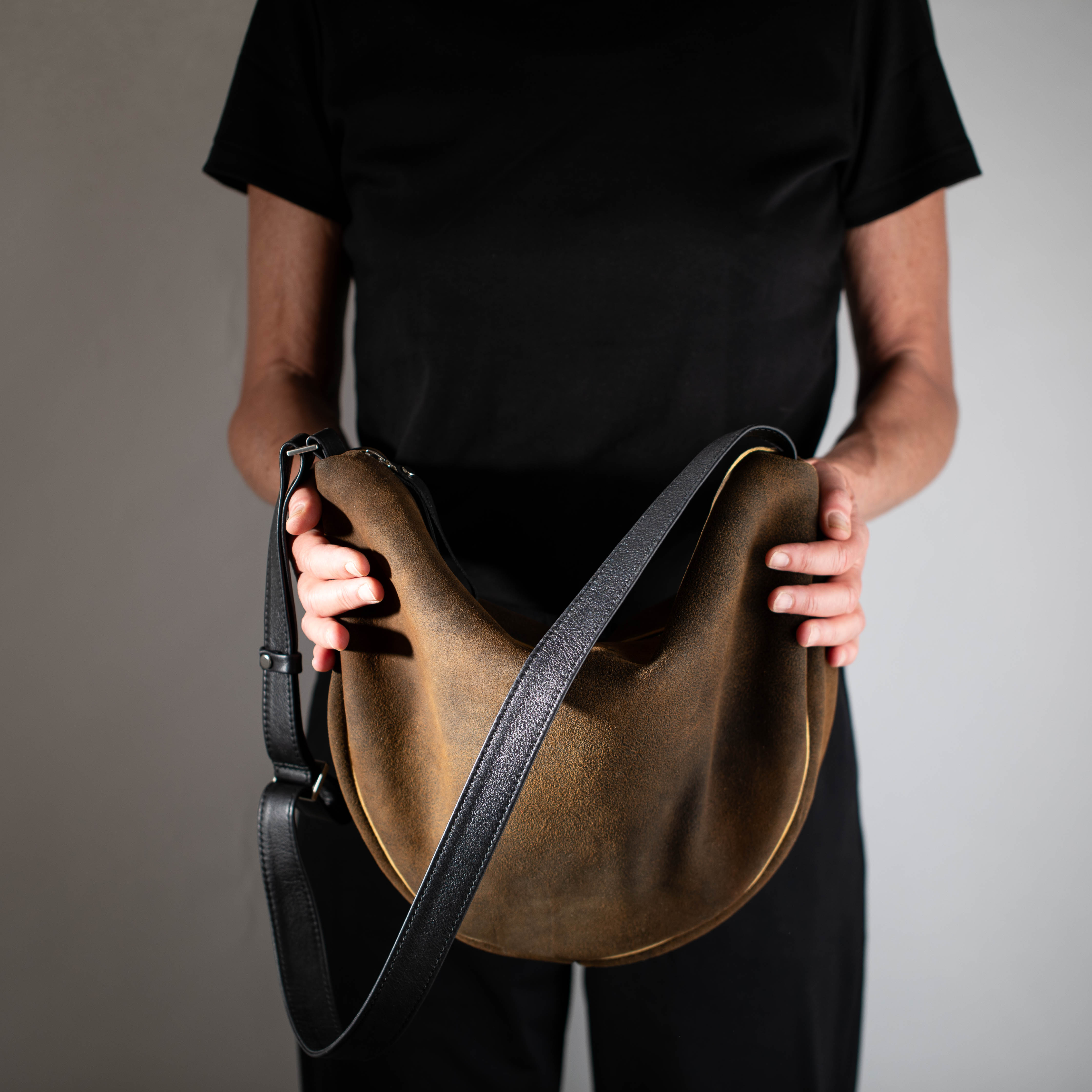 bucket bag Dallas M made of deer leather