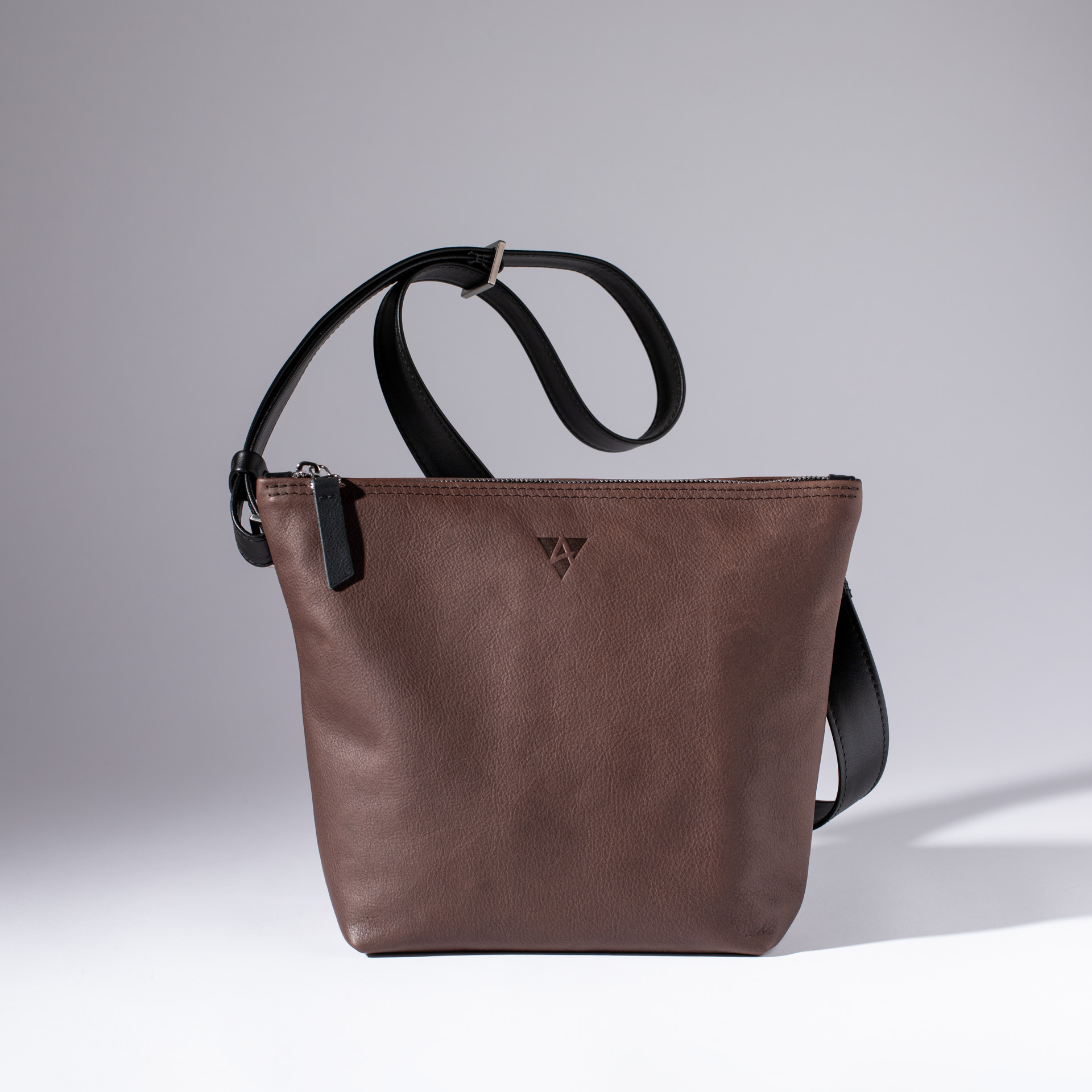 Umhängetasche Helsinki M aus Olivenleder