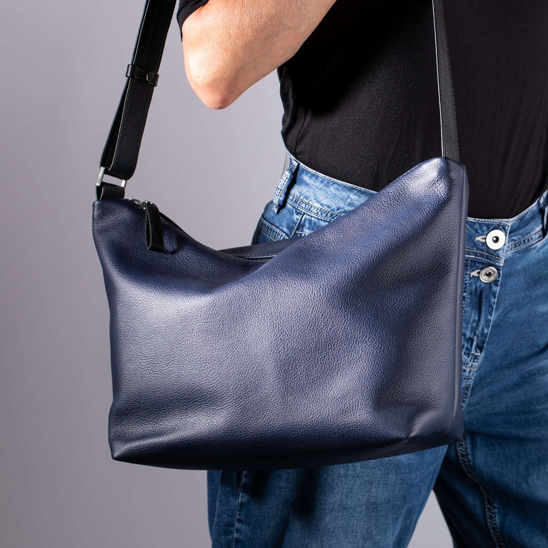 Dublin M shoulder bag made out of softnappa