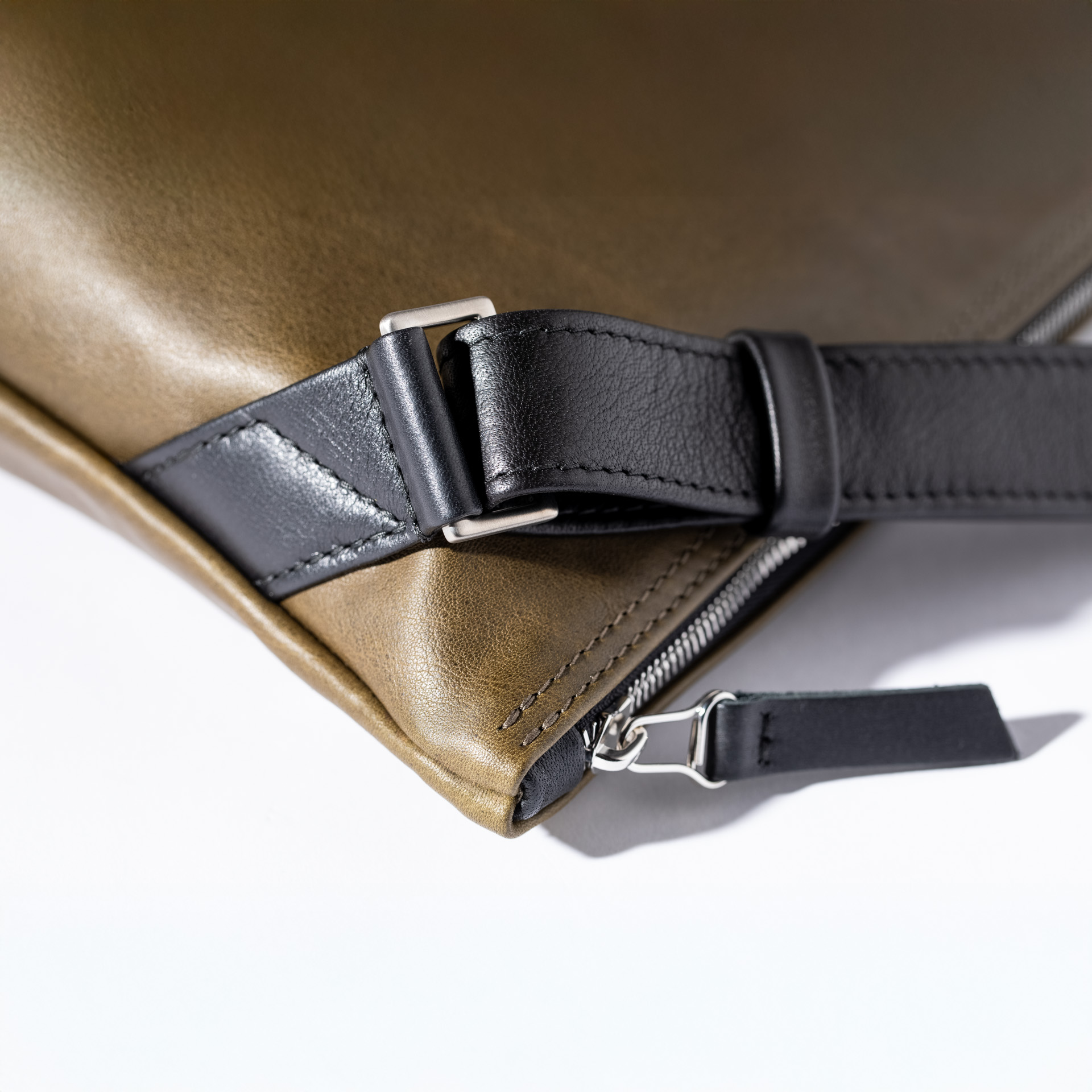 Umhängetasche Helsinki M aus Olivenleder