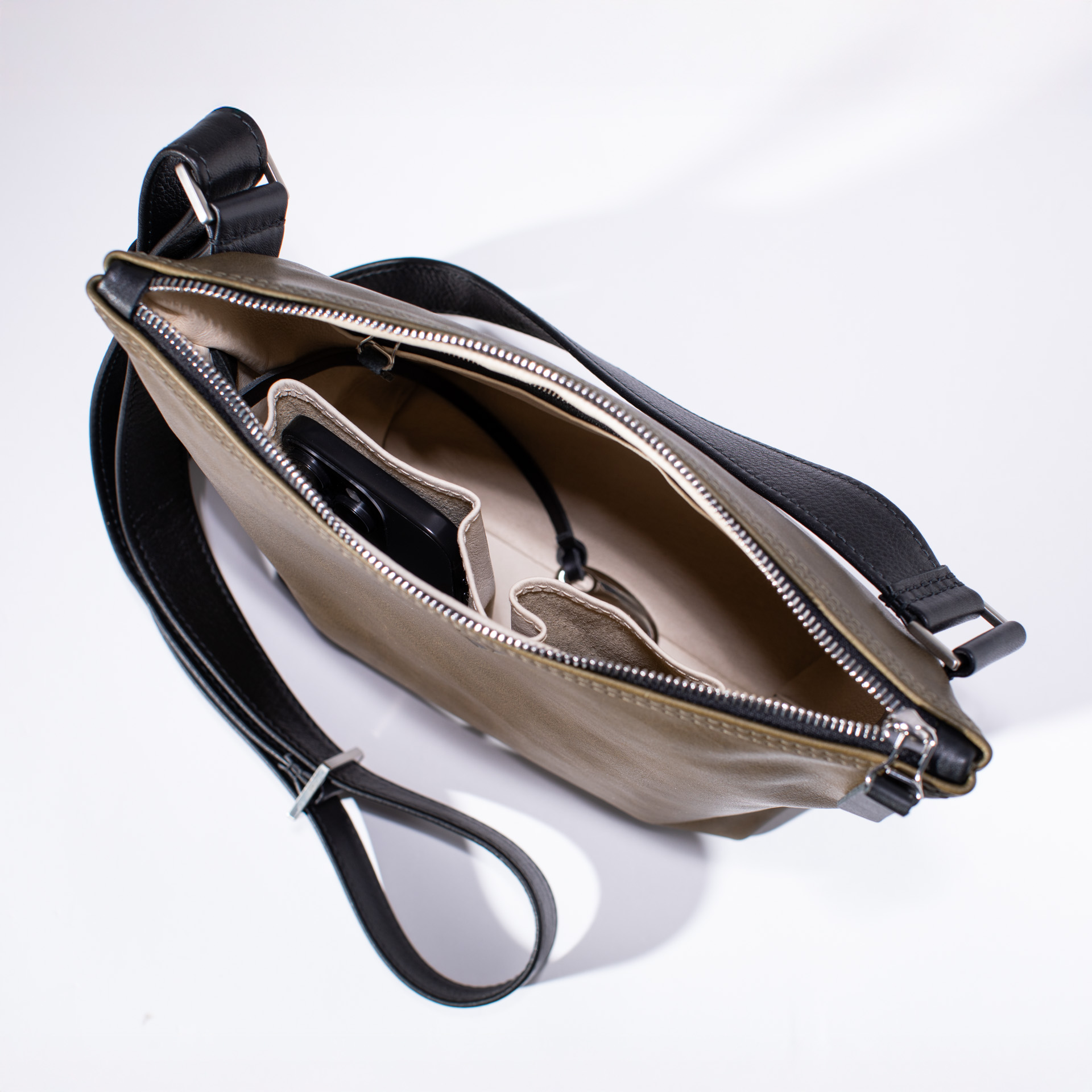 Umhängetasche Helsinki M aus Olivenleder